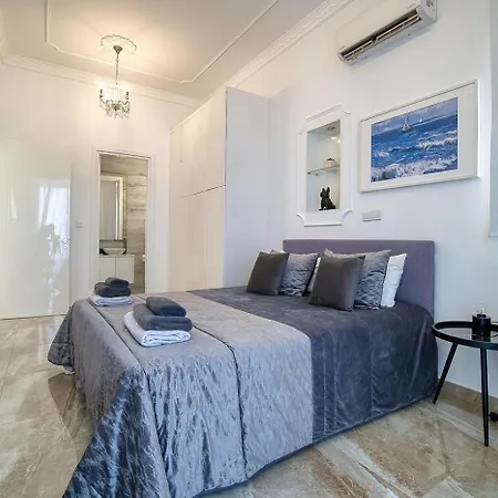 Villa Seafront 2 *